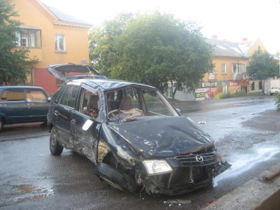 ГИБДД Кузбасса: водитель автомобиля, который сделал «сальто», скрылся с места ДТП