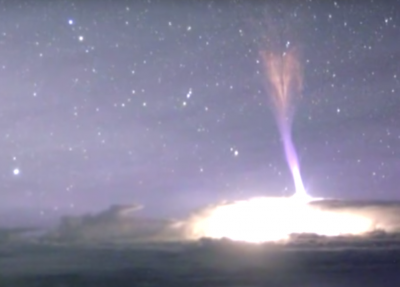 Видео: гигантская аномальная молния поразила гору на Гавайях