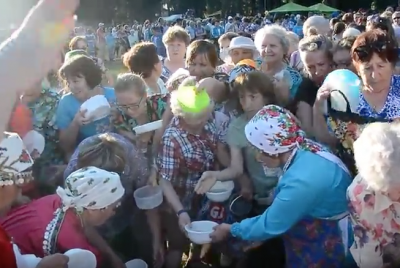 Видео: в Ижевске пенсионеры устроили давку из-за «волшебной» каши