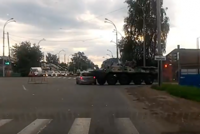 Опубликовано видео момента столкновения Kia и БТР в Кемерове