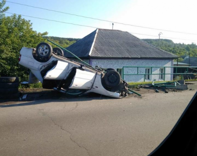 Фото: в Новокузнецке Mazda перевернулась и снесла ограждение