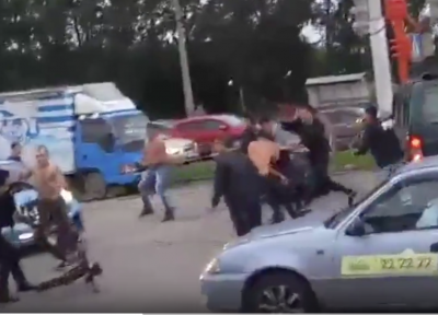 Массовую драку в Ленинском районе Кемерова сняли на видео