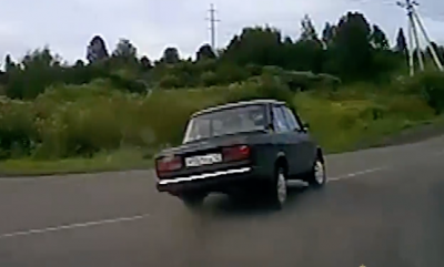 Видео: в Кузбассе водитель ВАЗа с беременной пассажиркой устроил гонки с полицией