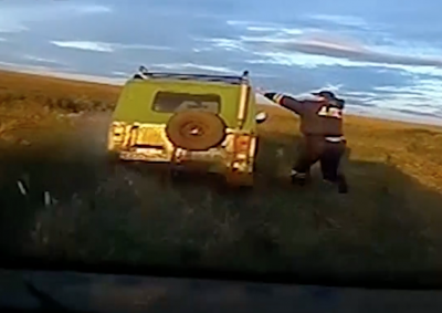 Видео: сотрудник ГИБДД на ходу запрыгнул в авто и остановил пьяного кузбассовца