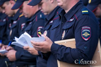 Как прошёл гарнизонный развод полиции на площади Пушкина в Кемерове