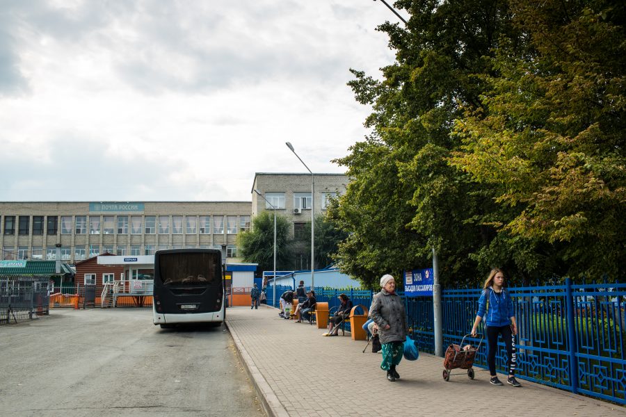 Номер автовокзала кемерово справочная. Автостанция Кемерово. Автовокзал Кемерово высадка пассажиров. Вокзал Кемерово. Перрон автовокзала Новокузнецк.