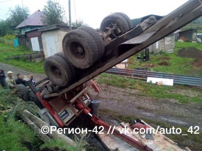 В Кемерове при погрузке бетонной плиты перевернулся КамАЗ, пострадал водитель грузовика