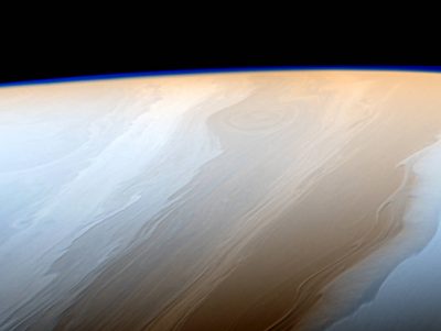 Фото: в NASA показали голубое свечение Сатурна