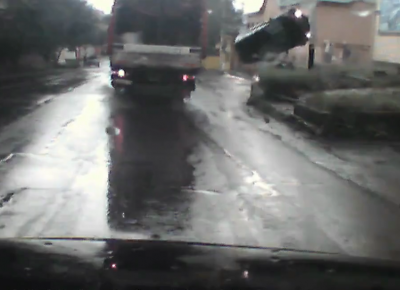 Видео: в Прокопьевске автомобиль сделал «сальто»