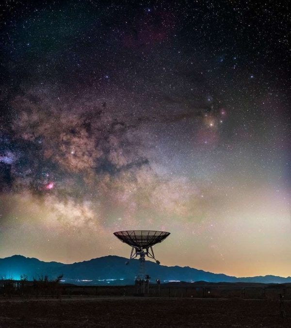 Млечный Путь в небе над радиотелескопом в Национальной астрономической обсерватории Китая в пригороде Пекина. Фото: Haitong Yu (Китай)