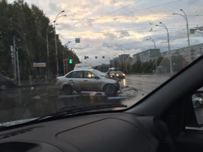 В Кемерове после ДТП загорелся автомобиль такси, в аварии пострадал один человек