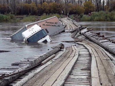 В Кузбассе водитель фуры решил проехать через реку по деревянному мосту и утопил грузовик