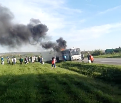 Видео: в Кузбассе на трассе сгорел пассажирский автобус