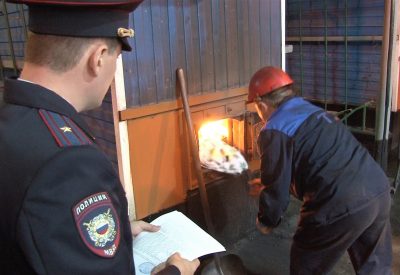 В Кемерове полицейские сожгли одежду с принтом листа конопли, которую нашли в «Лапландии»