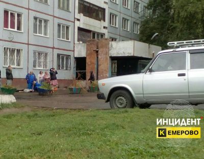 В Кемерове из окна третьего этажа выпал 30-летний мужчина