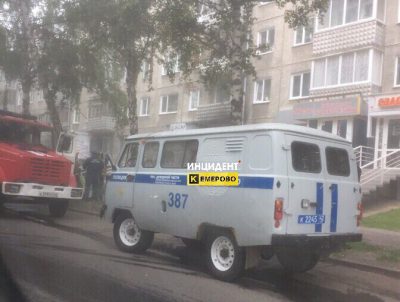 В Кемерове сотрудники МЧС спасли мужчину из горящей квартиры