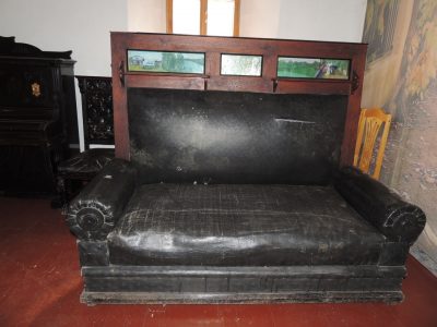Новокузнечанка передала в музей «Кузнецкая крепость» уникальный диван