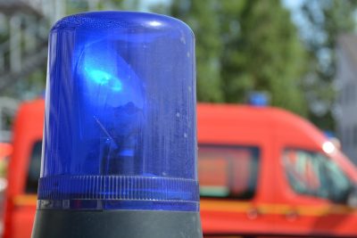 В Кузбассе на трассе водитель Chevrolet врезался в дерево и погиб