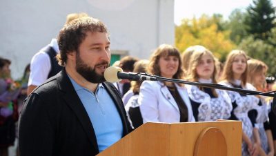 Депутат Госдумы Антон Горелкин подарил сельской школе учебники астрономии