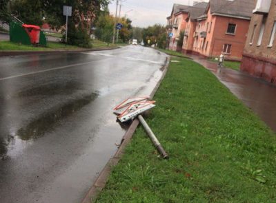 Неизвестные в Кемерове повалили дорожные знаки