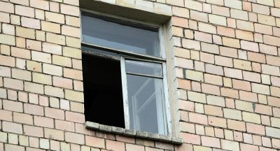 В Кузбассе женщина выпала из окна 4 этажа и погибла