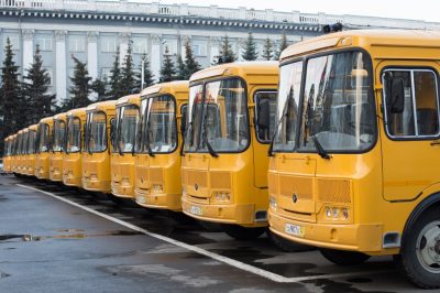 Ко Дню учителя кузбасским школам подарили 52 автобуса