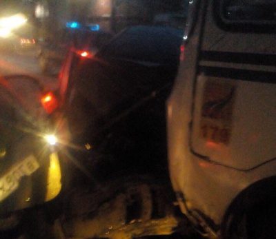В Кемерове на Кузнецком Honda CR-V врезалась в автобус на «встречке»