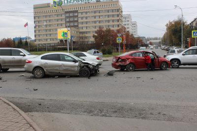 В Кемерове пьяный водитель Renault без прав во время погони протаранил четыре авто