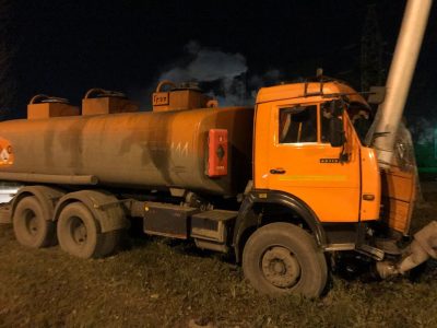 Видео: в Кемерове водитель бензовоза протаранил столб
