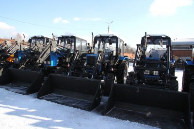 На пробу: в Кемерове купили специальные тракторы для очистки остановок от наледи и снега