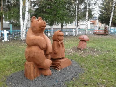 Скульптура героев мультфильма «Маша и Медведь» появилась в Таштаголе