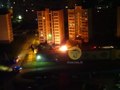 Ночью в Кемерове горели три машины, одну из них подожгли