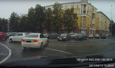 В Кемерове водитель BMW не захотел стоять в пробке и получил штраф