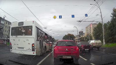 Кемеровского водителя автобуса оштрафовали за езду по трамвайным путям