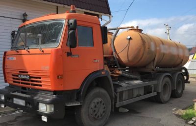 В Новокузнецке ассенизаторская машина протаранила три «легковушки»