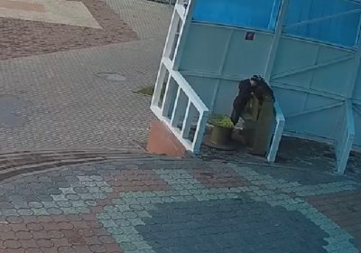 В Междуреченске вандалы разломали уличное пианино (видео)