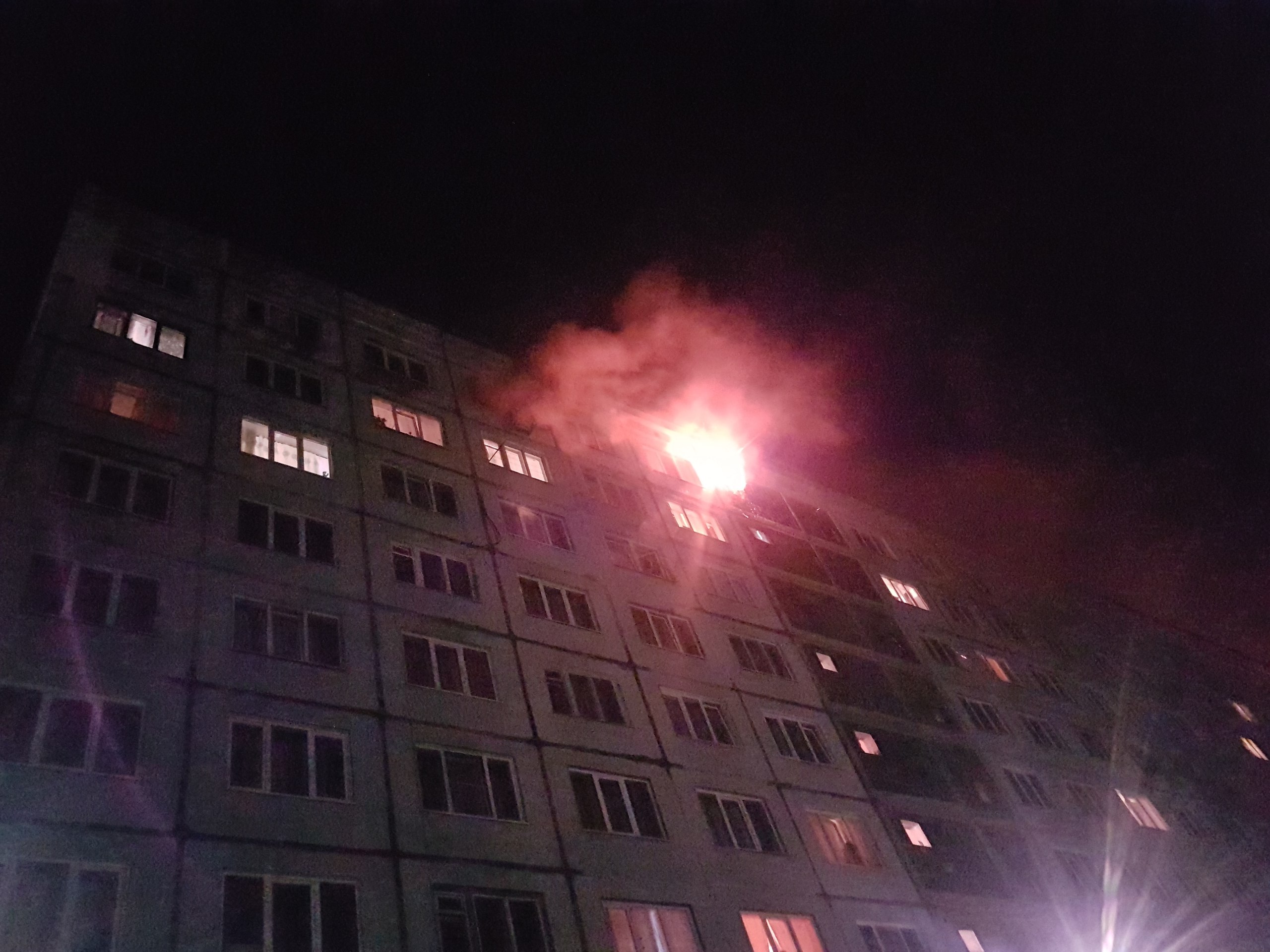 Горит общежитие. Пожар в общежитии Кемерово вчера. Кемерово сгорело общежитие. Общага ночью.