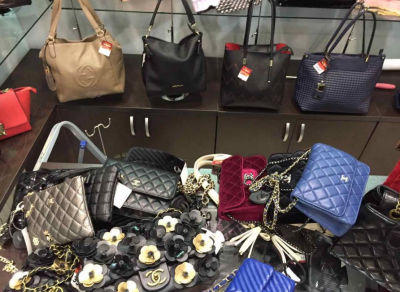Суд не стал штрафовать кемеровский магазин за продажу поддельных сумок Chanel и Louis Vuitton