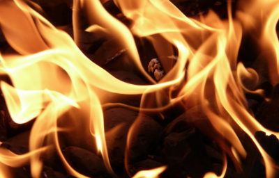 Жительница Кузбасса не смогла вытащить супруга из горящего дома, мужчина погиб