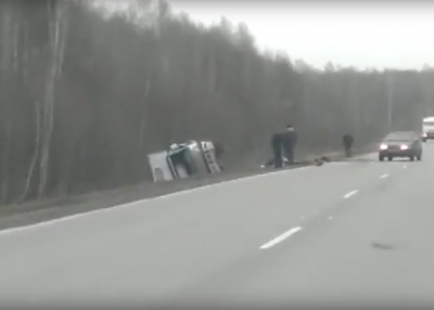 Видео: в Кузбассе трассе грузовик упал на бок после столкновения с ВАЗом