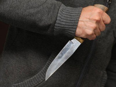 В Кузбассе рецидивист ранил ножом мужчину на улице
