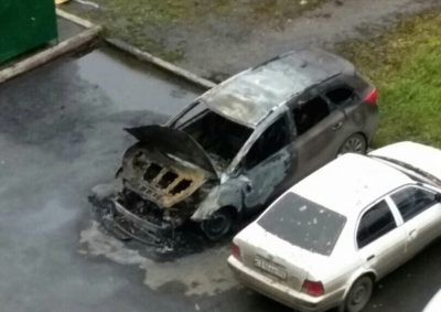 Пожар в Kia в кузбасском городе сняли на видео