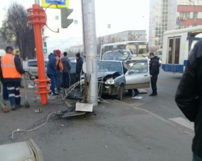 В Кемерове столкнулись два автомобиля Nissan, один из водителей попал в реанимацию