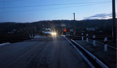 В Кузбассе столкнулись электричка и Hyundai, пассажир авто погиб