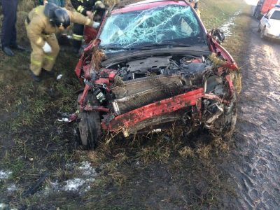 На трассе в Кузбассе перевернулся Jaguar, пострадали непристегнутые водитель и пассажир