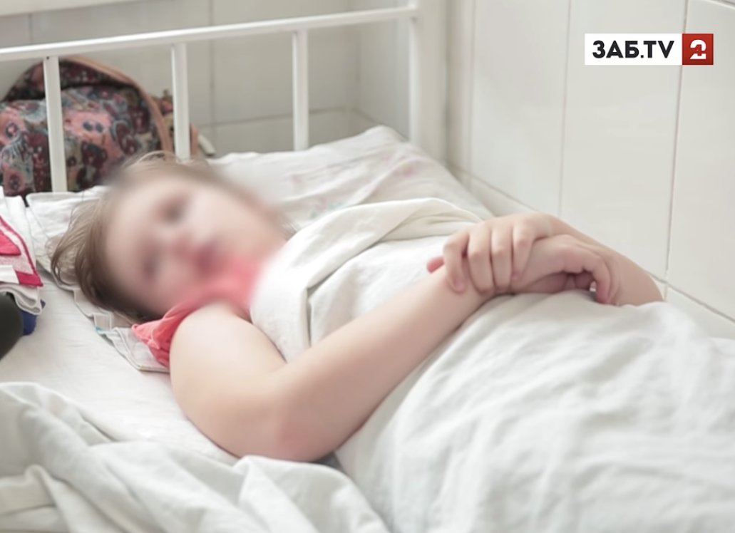 В дубае нашли девушку с переломанным позвоночником. Девочка сломала позвоночник. Ребенок в больнице с переломом. Девушки с переломами в больнице. Девочка сломала позвоночник на уроке физкультуры