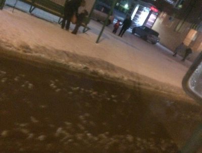 В Кемерове холодная вода затопила часть улицы Леонова
