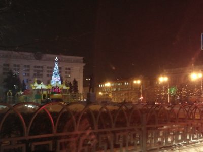 В Кемерове на площади Советов завершили монтаж новогодней ели