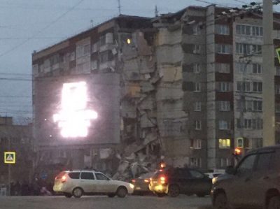 ТАСС: В Ижевске под завалами части обрушенного дома есть живые люди