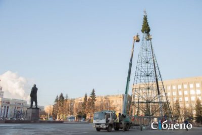 В городах Кузбасса начали устанавливать новогодние ёлки